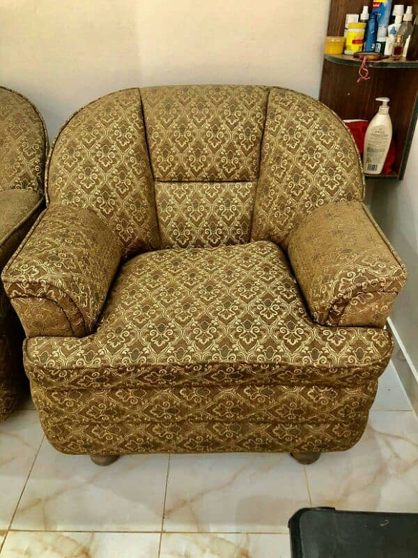 5 seater sofa set available for sale. 4