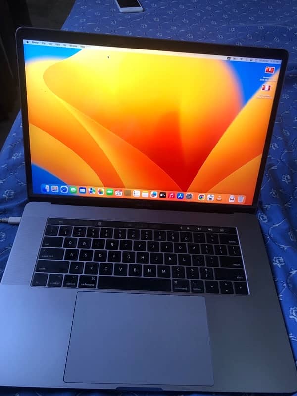 Macbook Pro 2017 15 inch Quad-Core Intel Core i7 16GB ram 256GB SSD 7