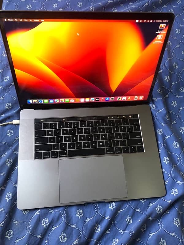 Macbook Pro 2017 15 inch Quad-Core Intel Core i7 16GB ram 256GB SSD 8