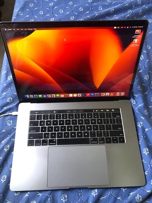 Macbook Pro 2017 15 inch Quad-Core Intel Core i7 16GB ram 256GB SSD 9