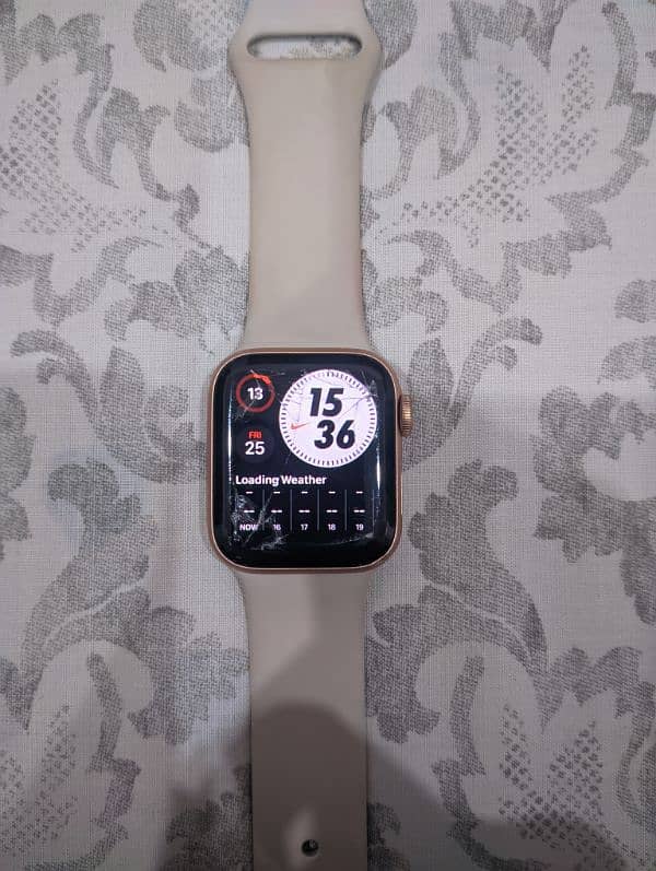 Apple Watch SE  (40mm) ( glass cracked) 0