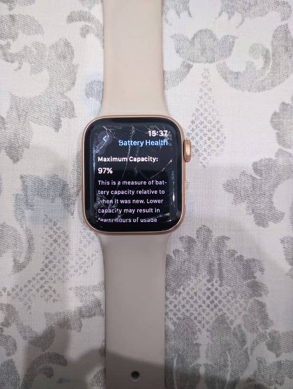 Apple Watch SE  (40mm) ( glass cracked) 1