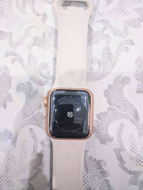 Apple Watch SE  (40mm) ( glass cracked) 2