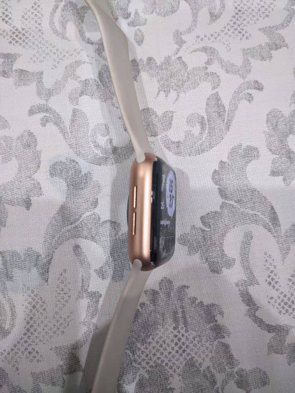 Apple Watch SE  (40mm) ( glass cracked) 3