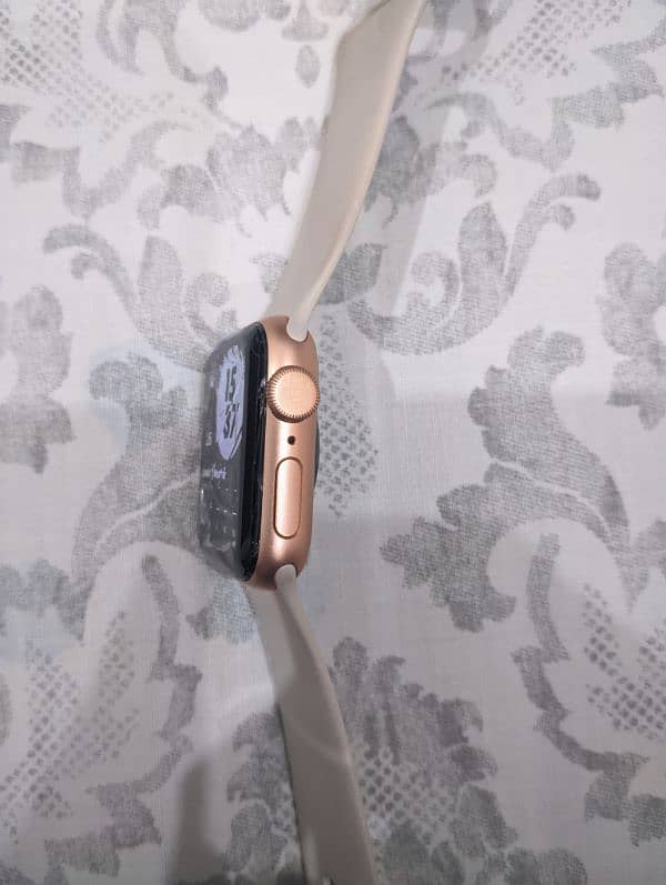 Apple Watch SE  (40mm) ( glass cracked) 4