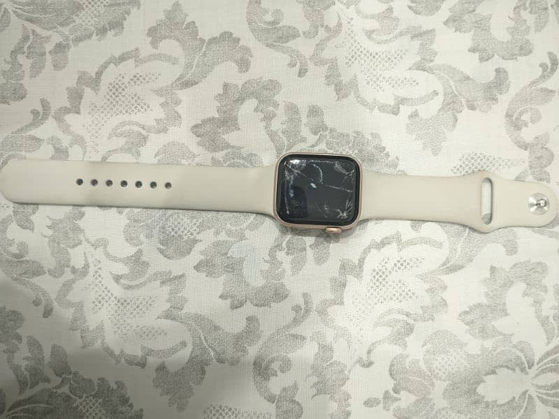 Apple Watch SE  (40mm) ( glass cracked) 5