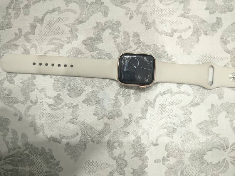 Apple Watch SE  (40mm) ( glass cracked) 6