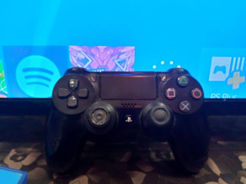 PS4 slim edition 500gb, with controller and 4 games 3