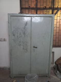 Iron Wardrobe, Almari 0