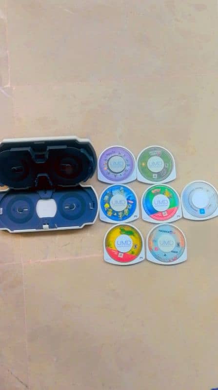 1 psp UMD case, 7 UMD 2