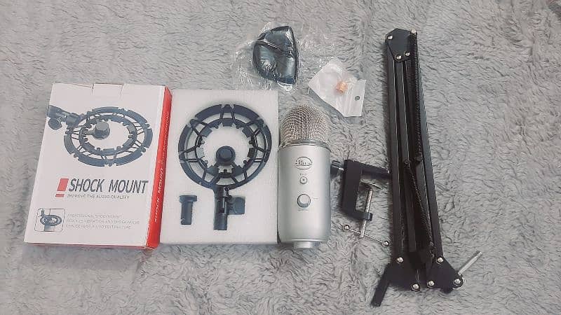 Blue Yeti silver with shock mount and arm stand 0