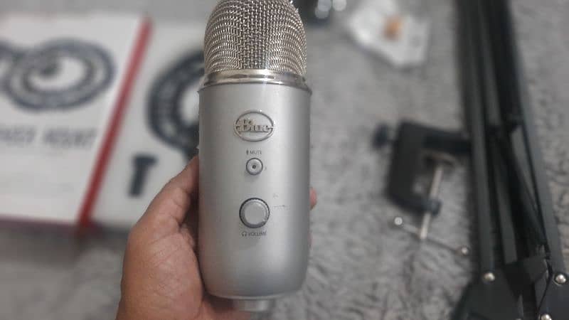 Blue Yeti silver with shock mount and arm stand 2