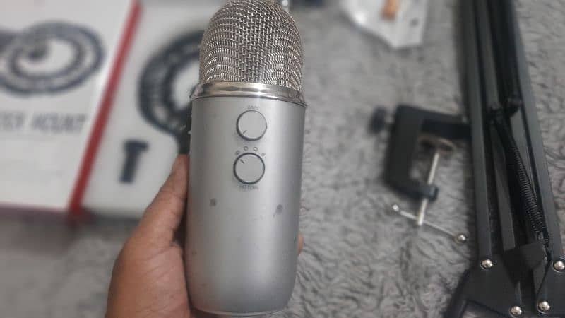 Blue Yeti silver with shock mount and arm stand 3