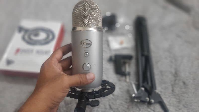 Blue Yeti silver with shock mount and arm stand 4