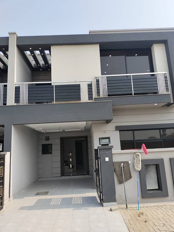 Prime Location 5 Marla Modern House Available For Sale In Park Lane Home Paragon City 1