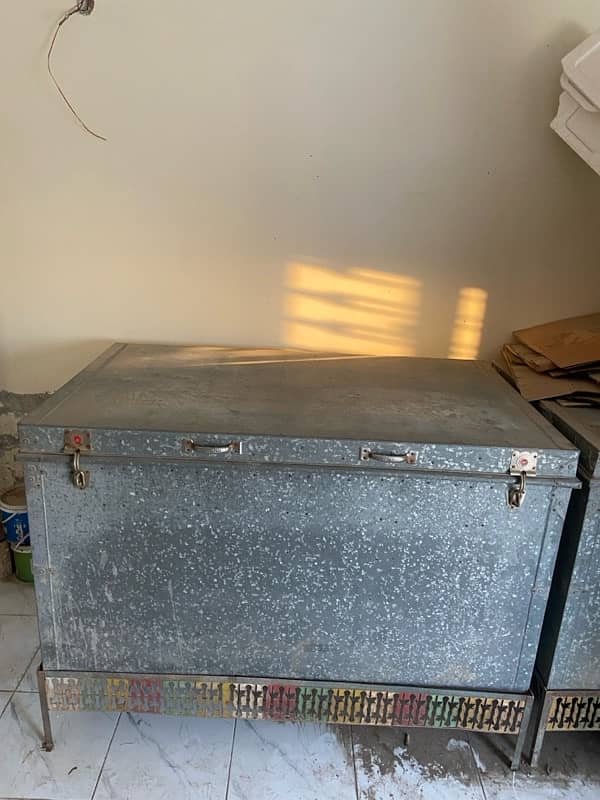 large size 5 feet patti (Trunk) with iron stand 1