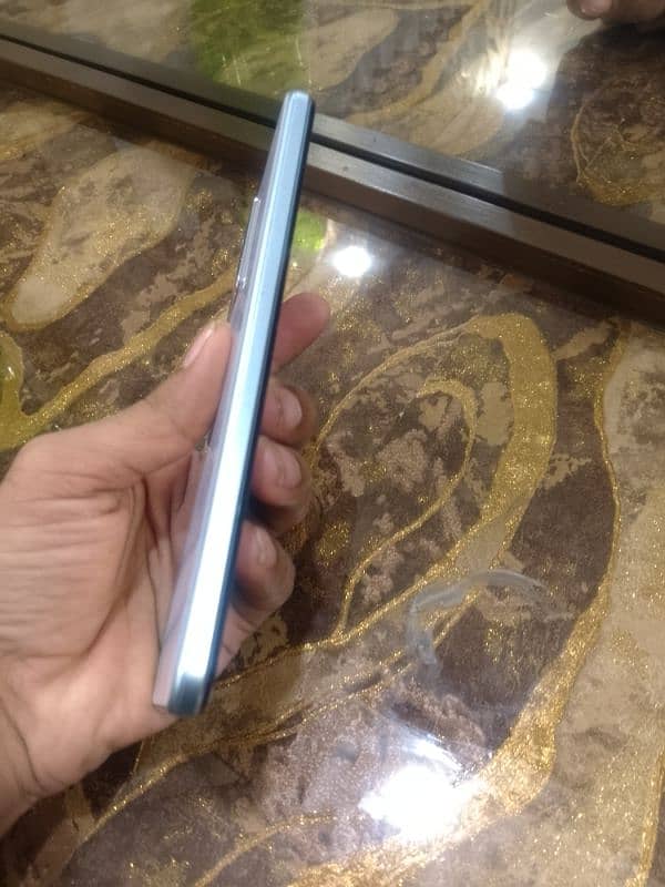 vivo y21 with box 2