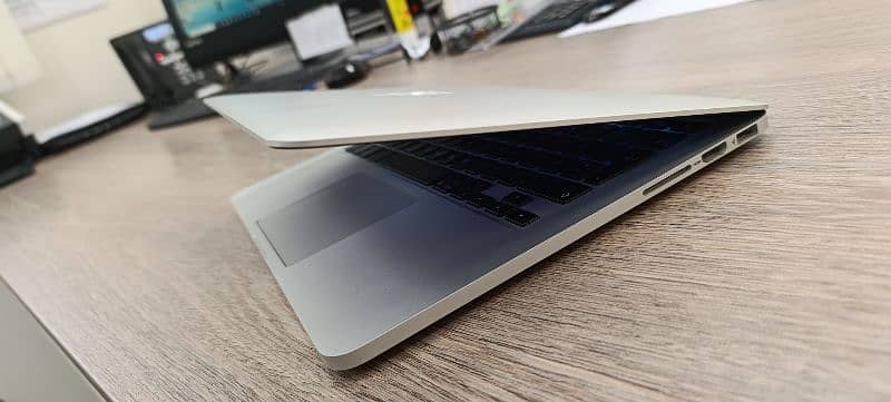 MacBook Pro 2015 - i5 Apple Macbook 7