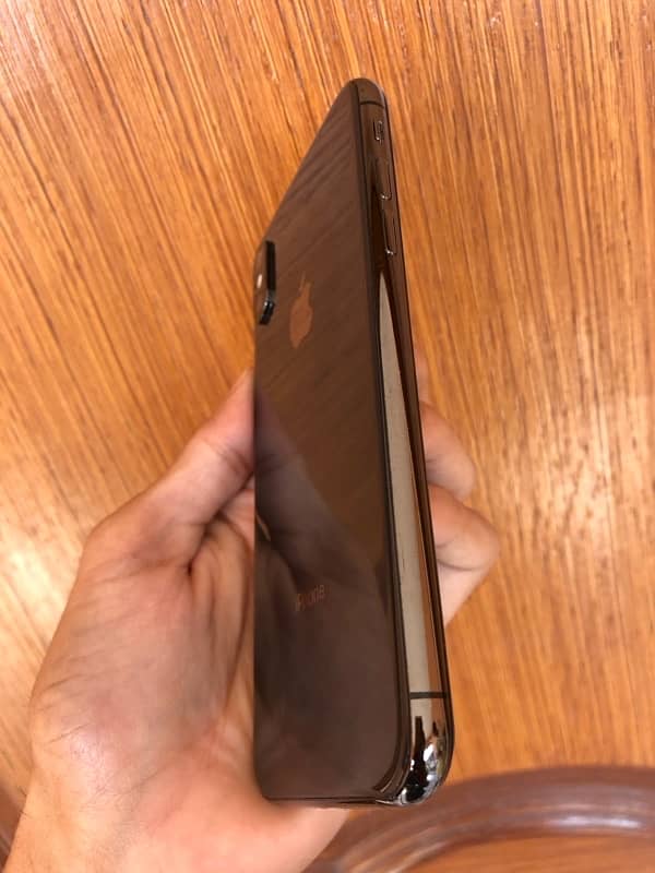 iphone xs with original charger and cable 3