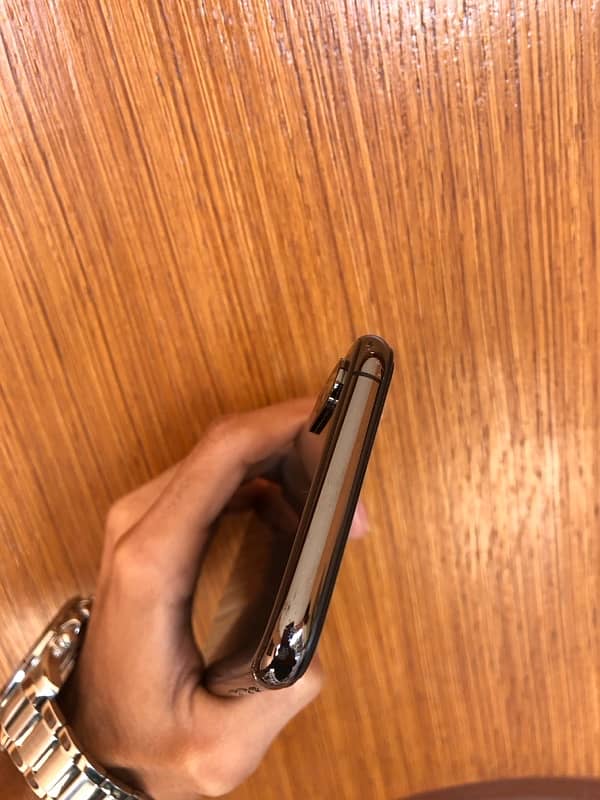 iphone xs with original charger and cable 6