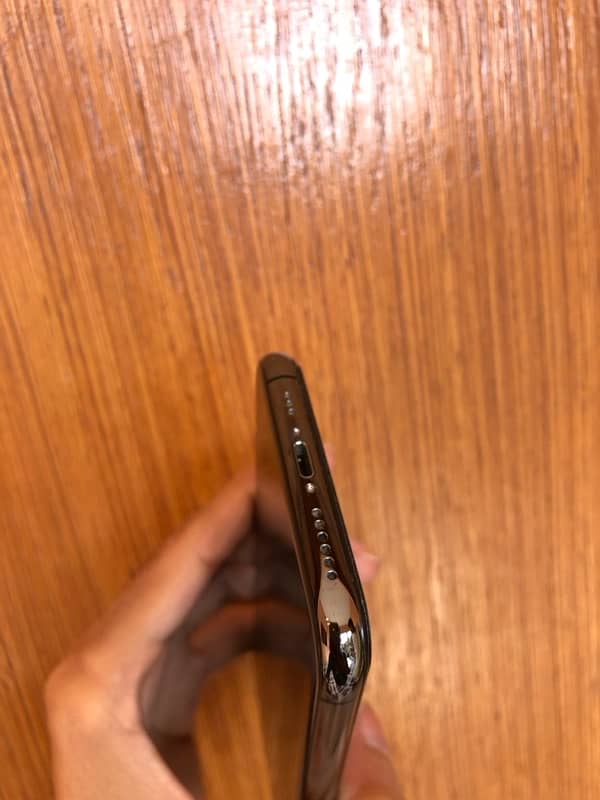 iphone xs with original charger and cable 7