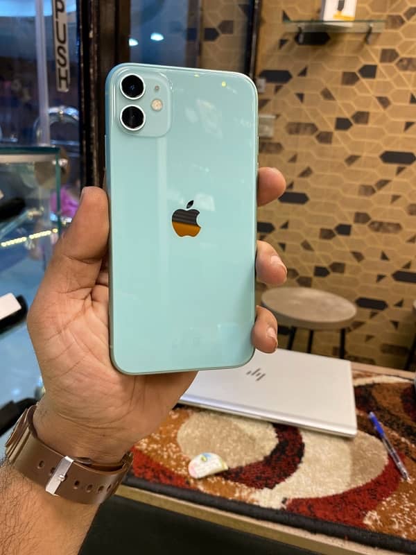 iPhone 11 factory unlock  non PTa 4 month Sim time 0