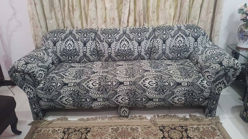 6 seter sofa googld condition. 0