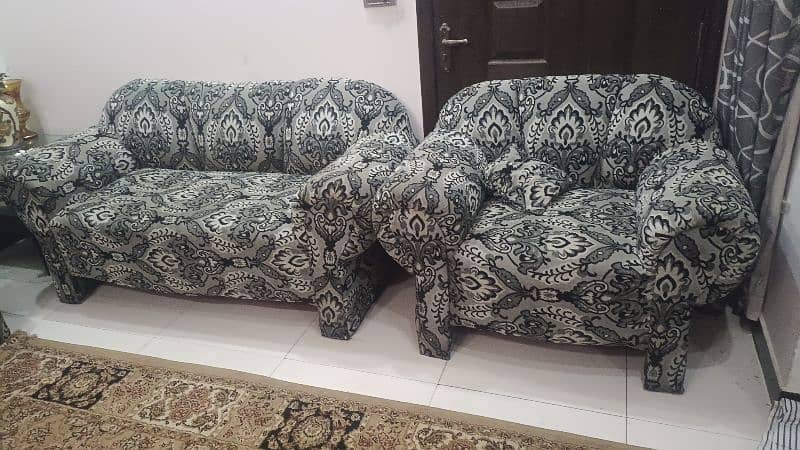 6 seter sofa googld condition. 1