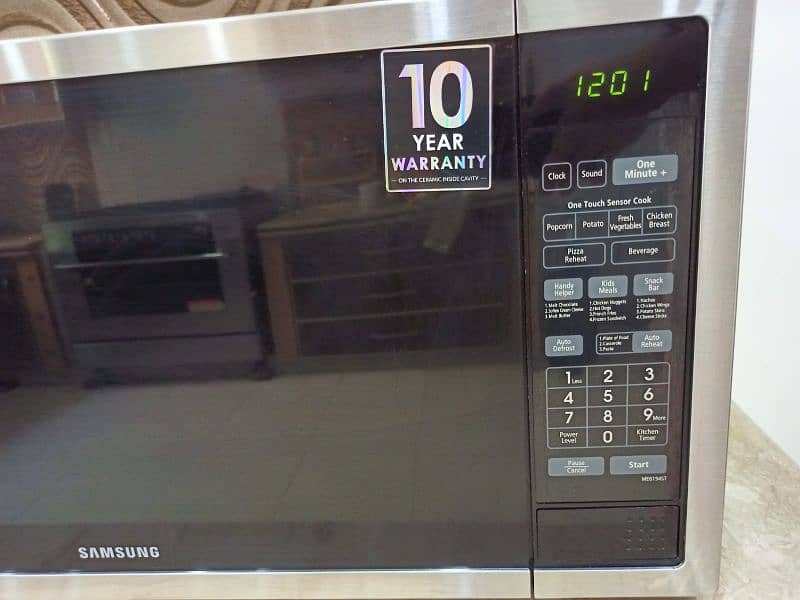 Samsung microwave large size 56 lit in excellent condition 0