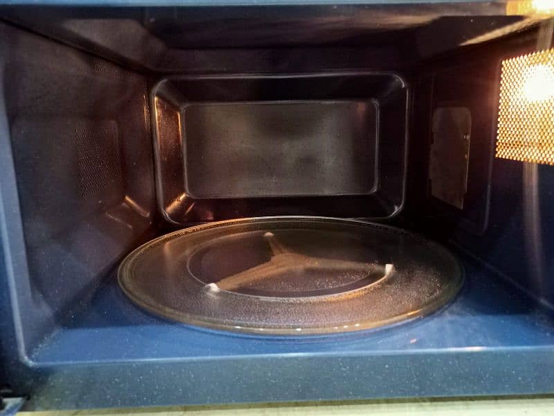 Samsung microwave large size 56 lit in excellent condition 2