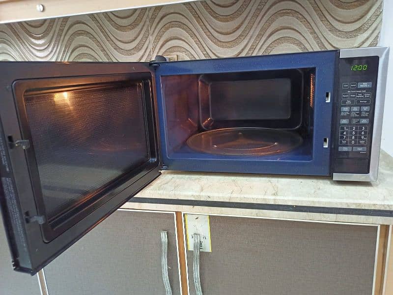 Samsung microwave large size 56 lit in excellent condition 8