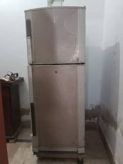 dawlance medium size fridge 0