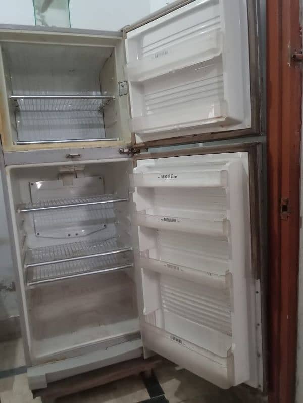 dawlance medium size fridge 1