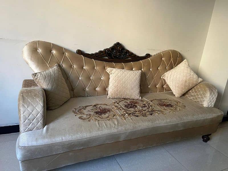 Royal 7 seater sofa set with Table 10/10 condition 1