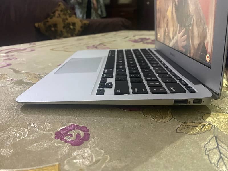 Apple MacBook Air core i5 Slim Model 4