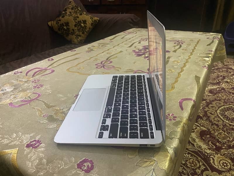 Apple MacBook Air core i5 Slim Model 7