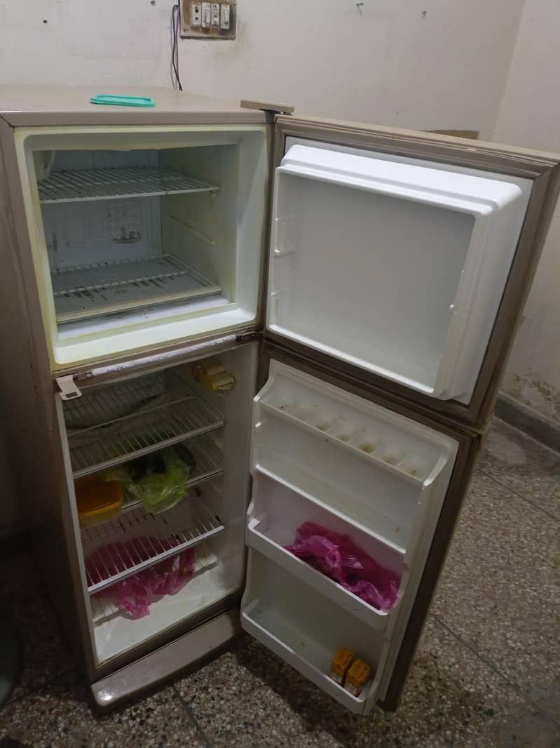 Dawalance Medium size Fridge 3