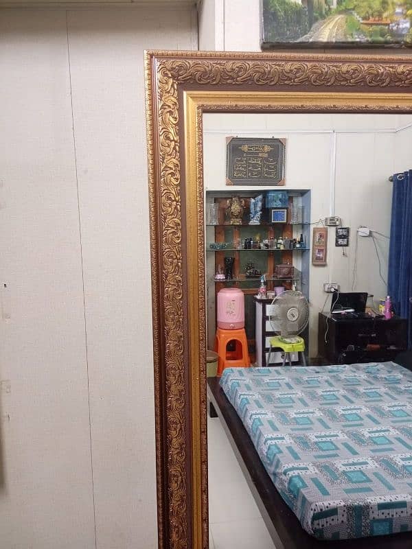 BEAUTIFUL FRAME WITH MIRROR NEW CONDITION 3