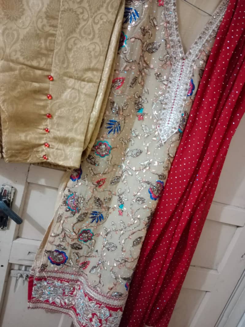 4 piece stitched beautiful suit Medium size Condition 9/10 Price 5k. . . 2