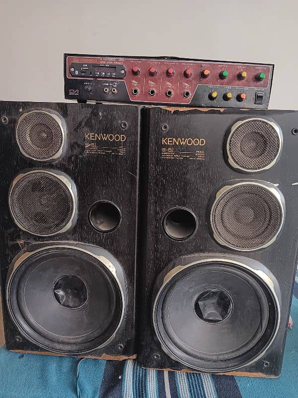 Kenwood Speakers with amplifier 0