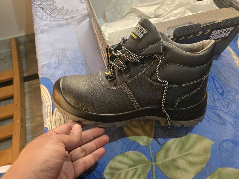 safety shoes with 10 / 10 condition 3