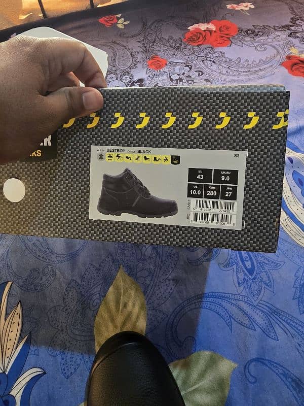 safety shoes with 10 / 10 condition 4