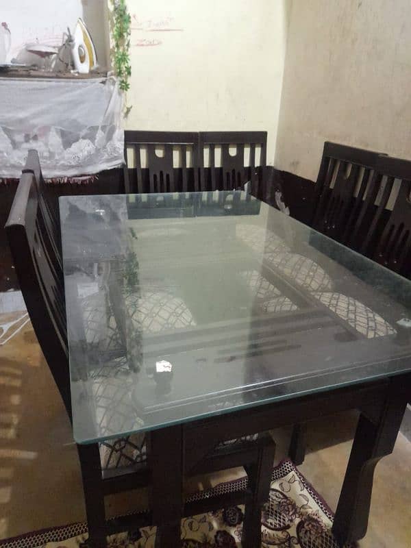 Dining Table  very good condition 0