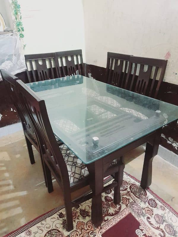 Dining Table  very good condition 1