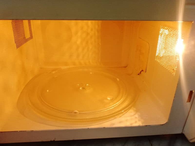 Daewoo microwave full size in good condition 1