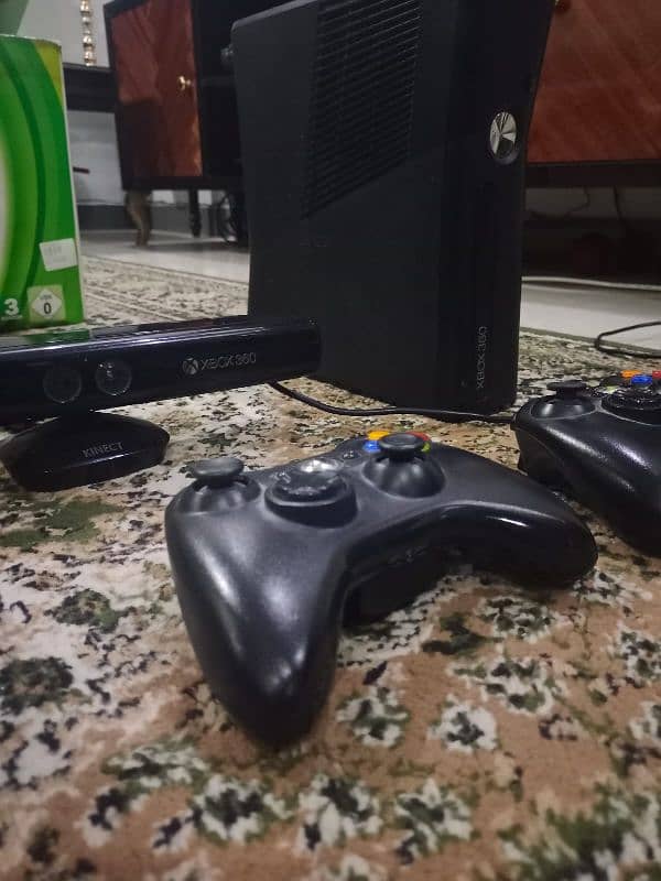 Xbox 360 with one controller, 30 games installed 1