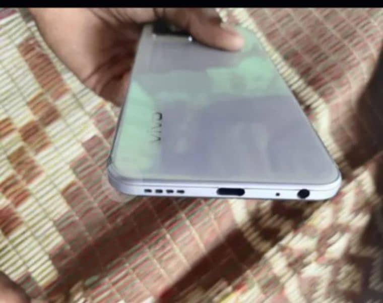 vivo y21 4/64 bilkul fresh seat hai daba chargar 2