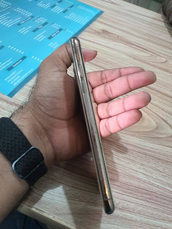 iphone 11 pro Max  . . Pta Approved 4