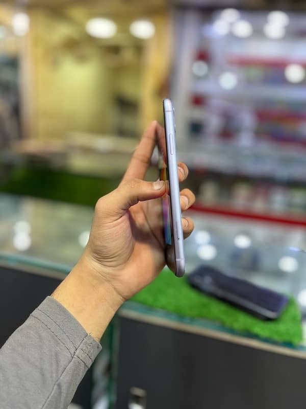 Iphone 11 64 gb jv non pta Just minor front glass side crack 4