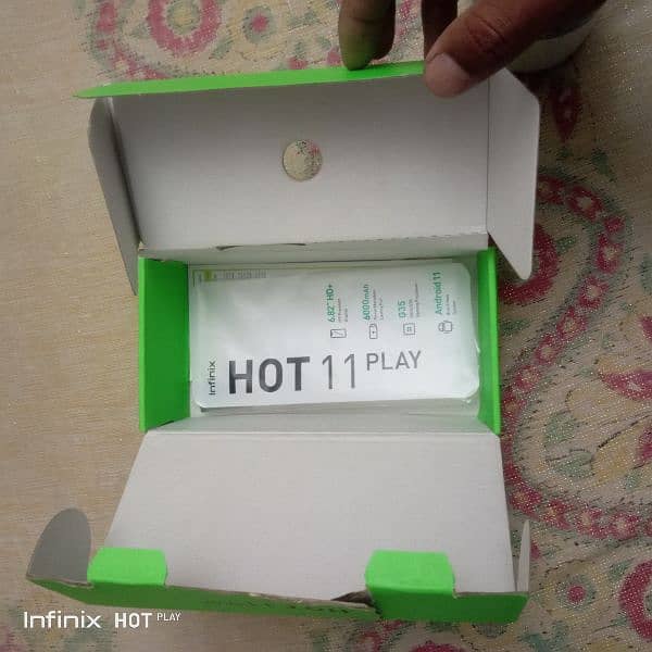 Infinix hot 11 play 4/64 condition 10/9 with box 4